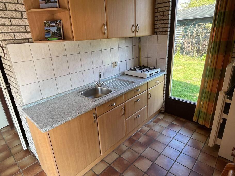 Knusse Bungalow Op Groen Park! Ouddorp Exterior photo